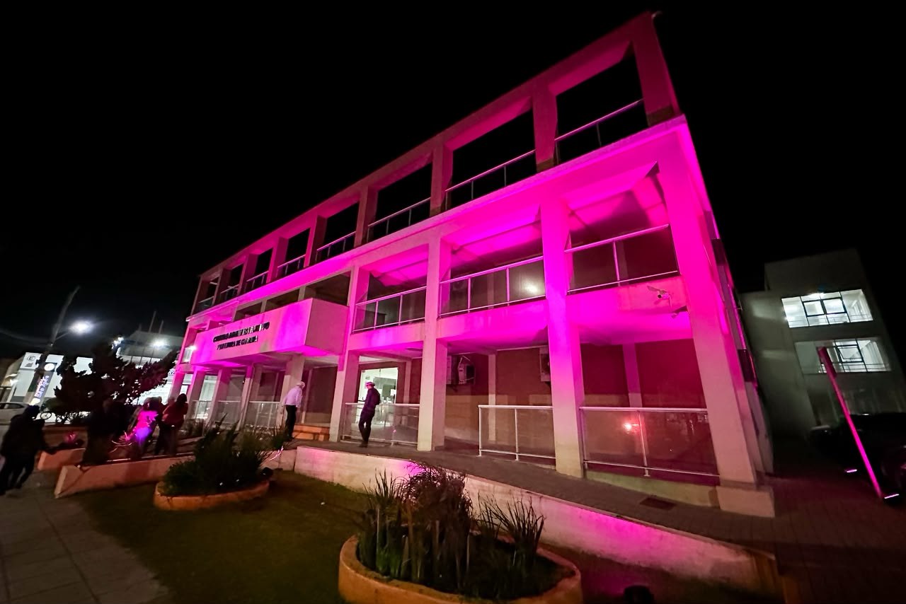 O acendimento das luzes rosa marca o início de uma campanha que se estenderá durante todo o mês de outubro.